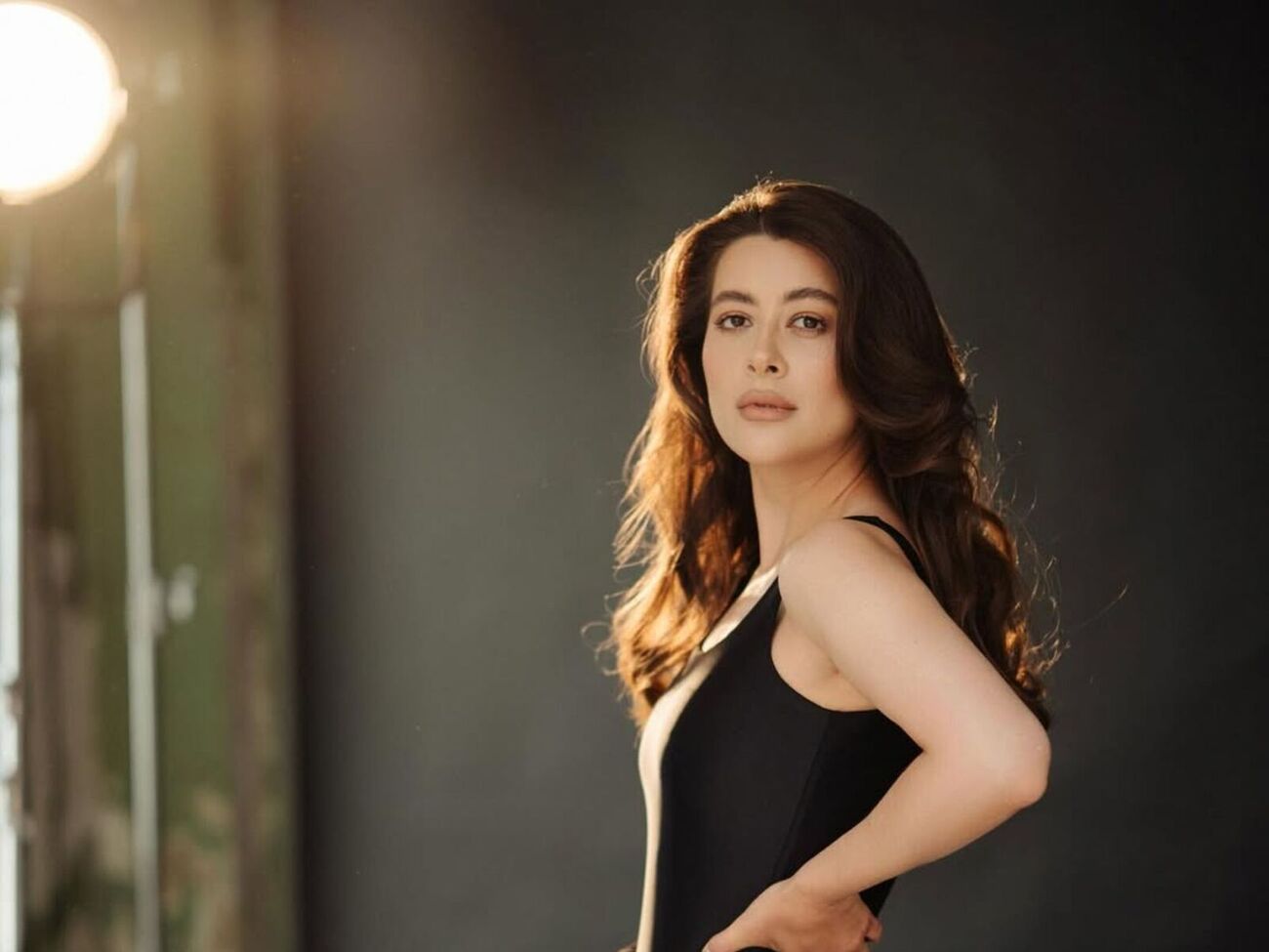 Эсхакзай родилась в 1992 году в Киеве в семье афганца и украинки