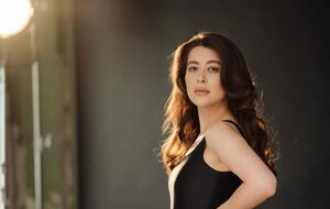 Есхакзай народилася 1992 року в Києві в сім'ї афганця й українки