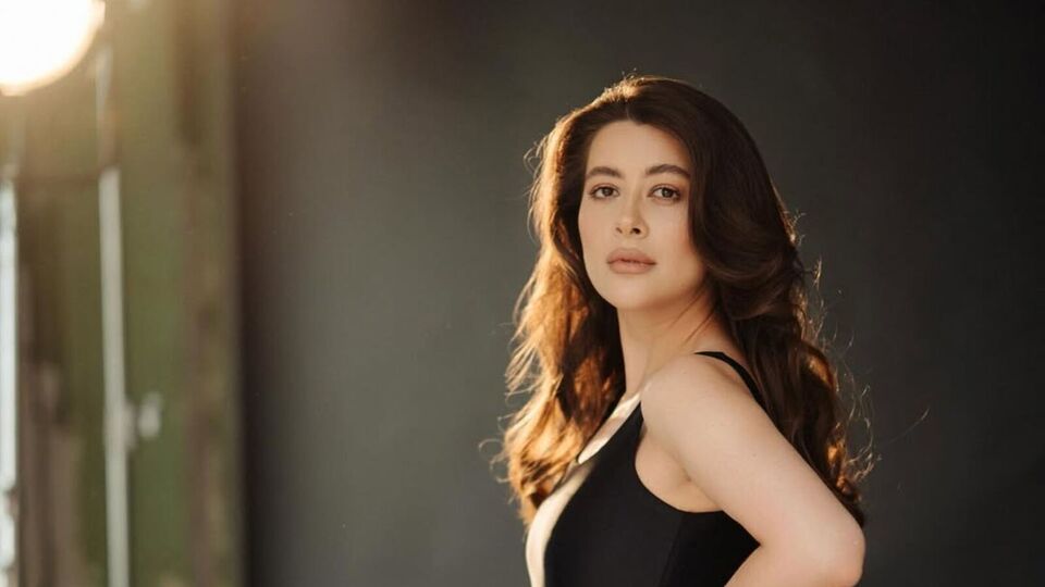 Есхакзай народилася 1992 року в Києві в сім'ї афганця й українки