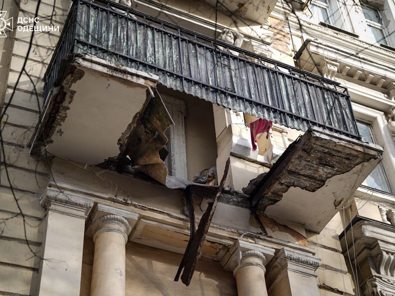 Обеих женщин, 1941-го и 1969 года рождения, удалось освободить из-под завала, их передали медикам, писало ГСЧС