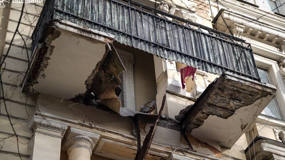 Обеих женщин, 1941-го и 1969 года рождения, удалось освободить из-под завала, их передали медикам, писало ГСЧС