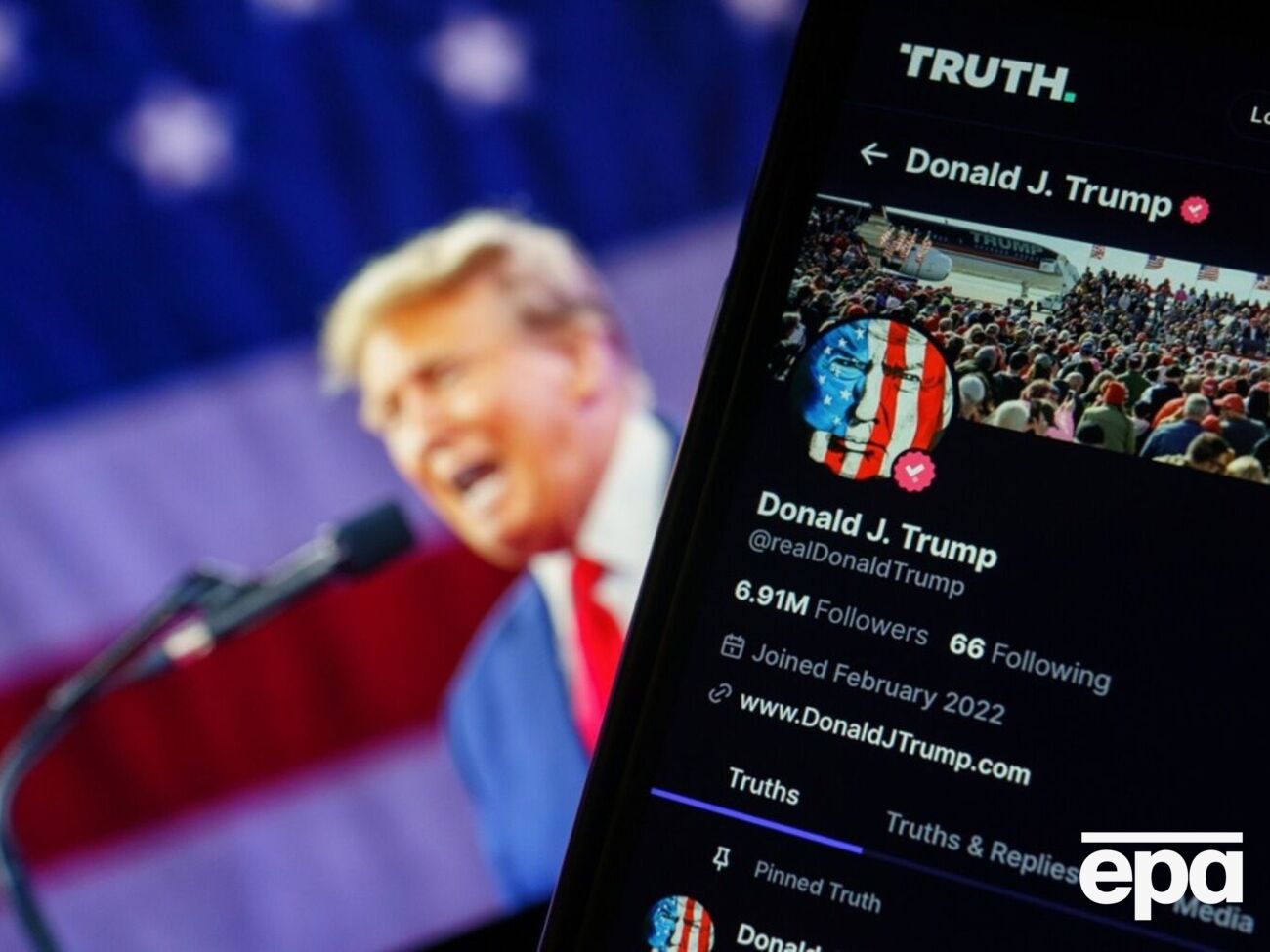 По информации СМИ, операторы колл-центра сообщили о переносе даты появления Trump Mobile на "начало декабря"