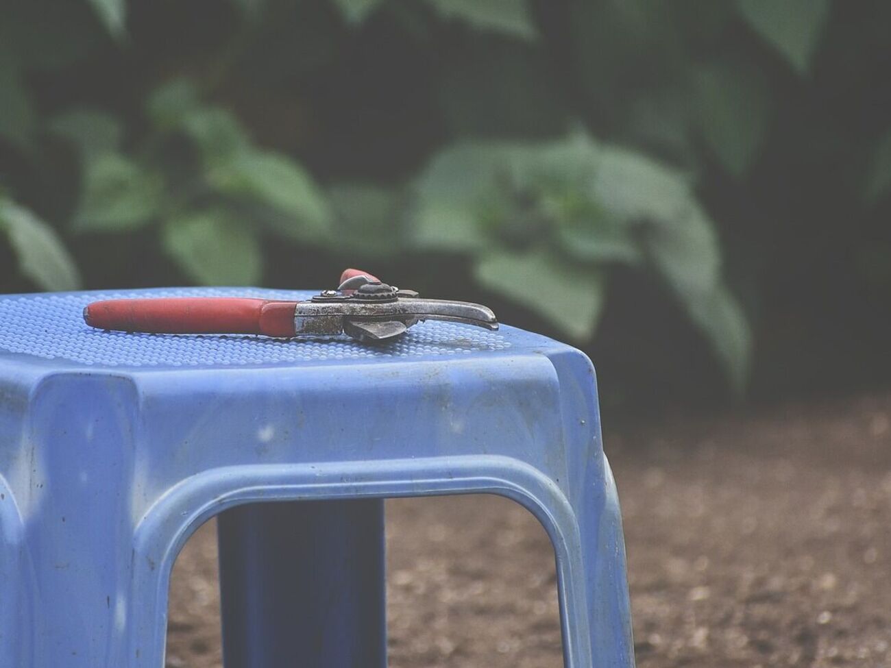 Работать следует острым инструментом