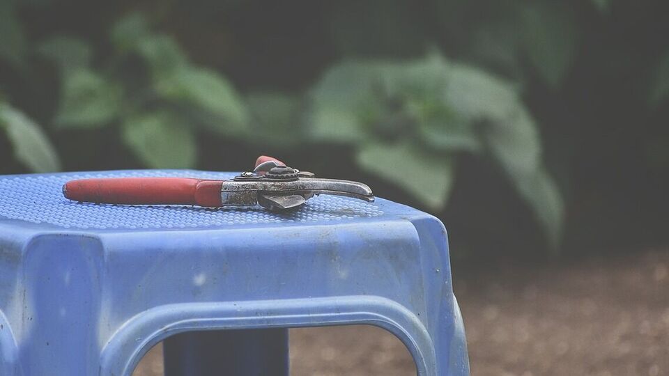 Работать следует острым инструментом