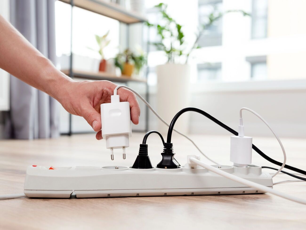 ДТЕК полагодив енергопостачання після обстрілів у низці регіонів