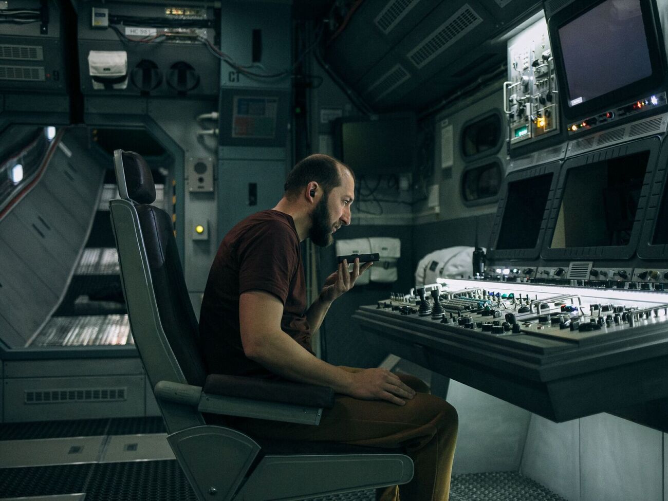 По сюжету, герой Кравчука остается один во Вселенной