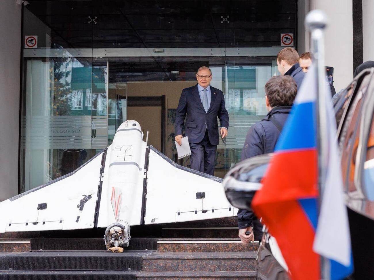 Послу РФ в Молдове показали выявленный в стране российский дрон