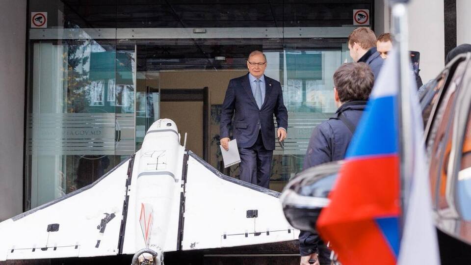 Послу РФ у Молдові показали виявлений у країні російський дрон