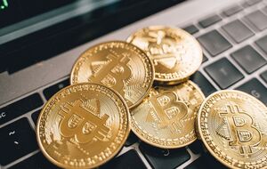 Грабіжники змусили жертву переказати мільйони у криптовалюті