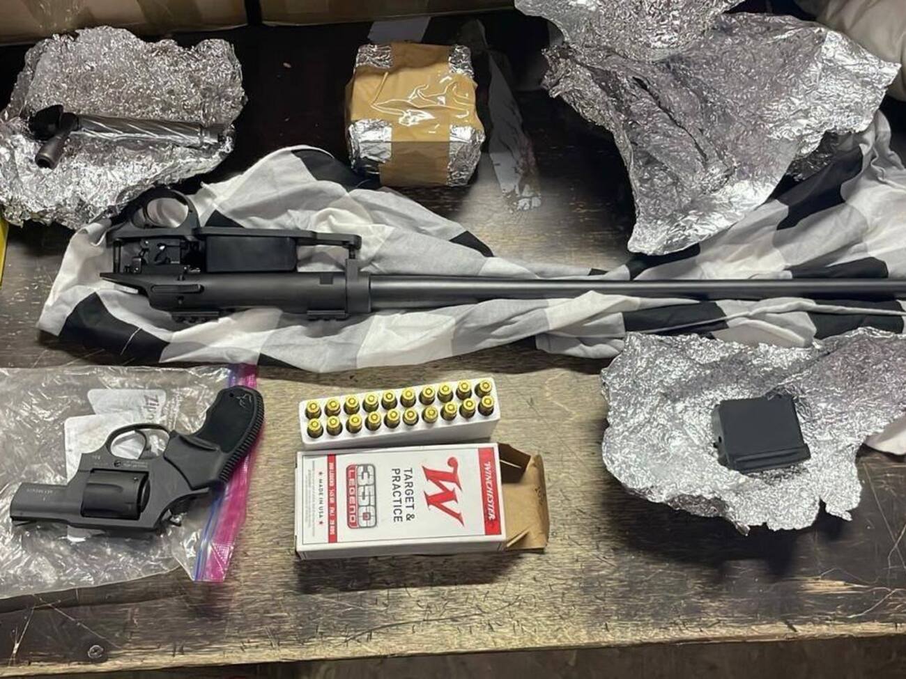 Среди обнаруженного были револьвер и ствол