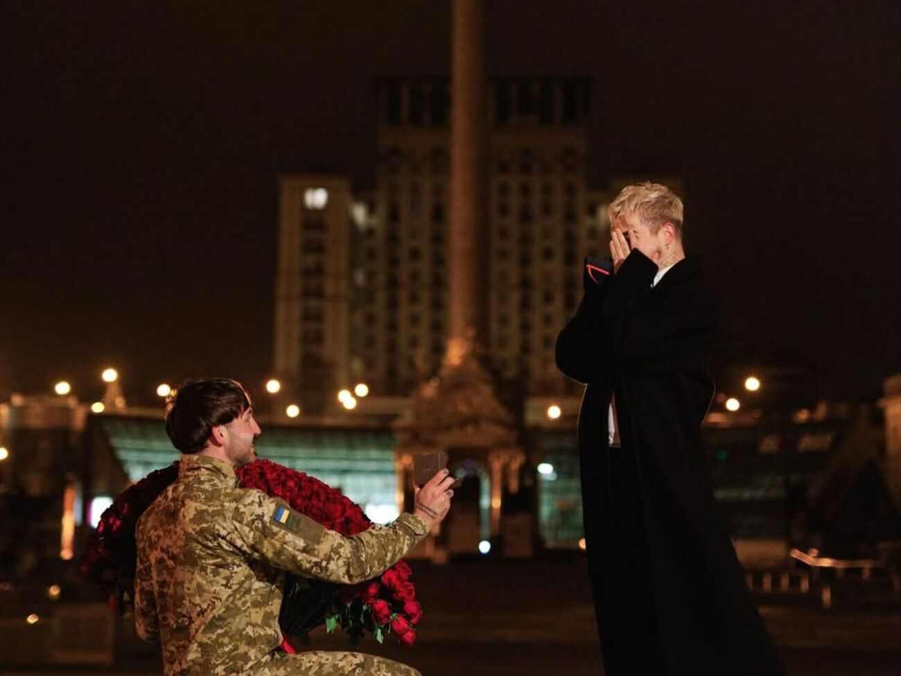 Музыкальный критик Ваня Рассел предположил, что помолвка Melovin была постановочной