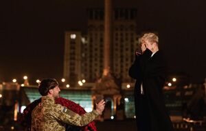 Музыкальный критик Ваня Рассел предположил, что помолвка Melovin была постановочной