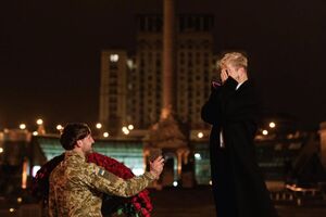 Музыкальный критик Ваня Рассел предположил, что помолвка Melovin была постановочной