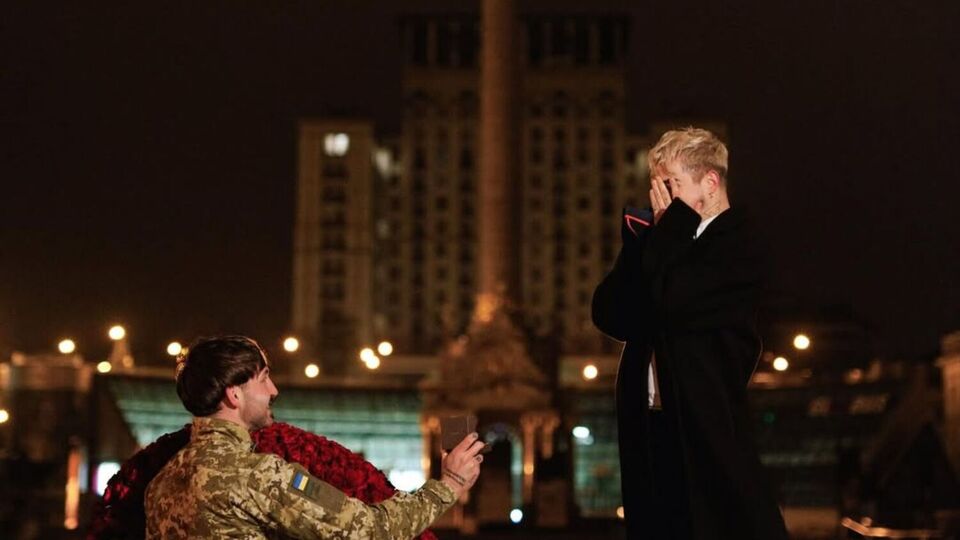 Музыкальный критик Ваня Рассел предположил, что помолвка Melovin была постановочной