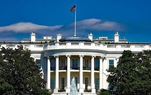 США должны добиться справедливого мира для Украины, считает Блумберг