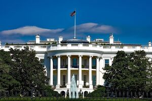 США должны добиться справедливого мира для Украины, считает Блумберг