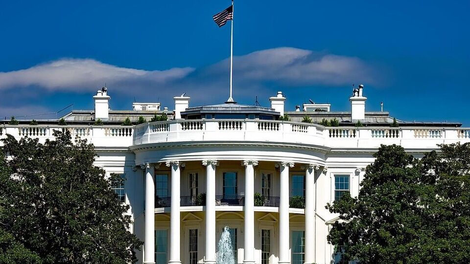 США должны добиться справедливого мира для Украины, считает Блумберг