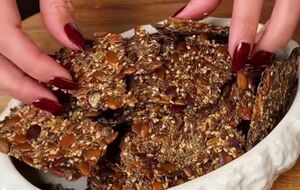 В смесь нужно влить один стакан воды