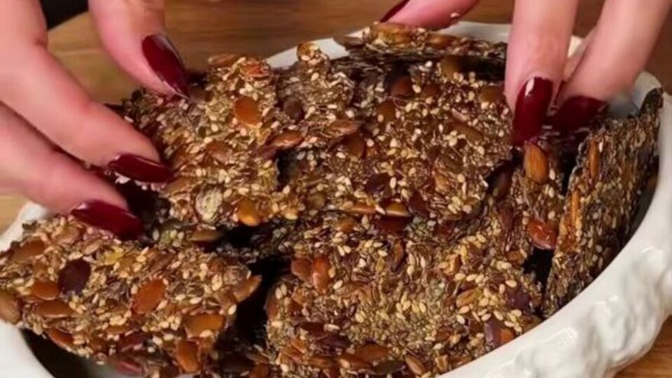 В смесь нужно влить один стакан воды