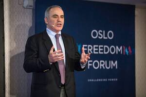 Лишь благодаря Украине Путин до сих пор не воплотил свою мечту о возрождении империи, отметил Каспаров