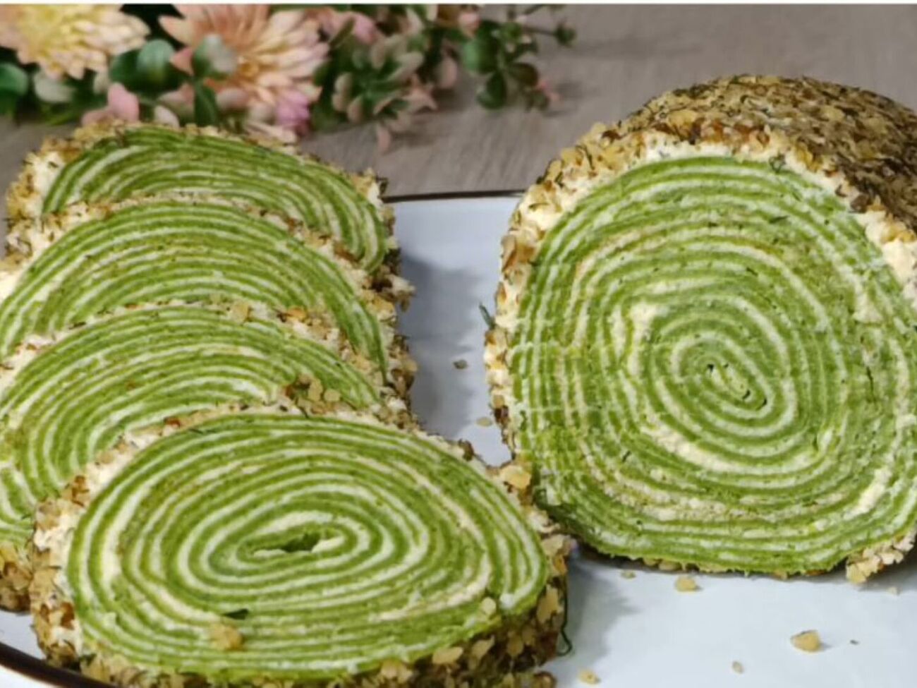 Готовый рулет смажьте остатками крема и посыпьте измельченными орехами