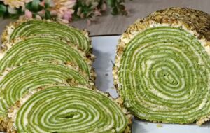 Готовый рулет смажьте остатками крема и посыпьте измельченными орехами