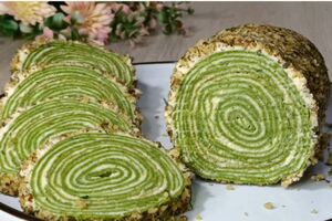 Готовый рулет смажьте остатками крема и посыпьте измельченными орехами