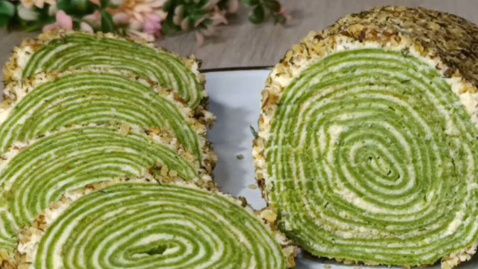 Готовый рулет смажьте остатками крема и посыпьте измельченными орехами