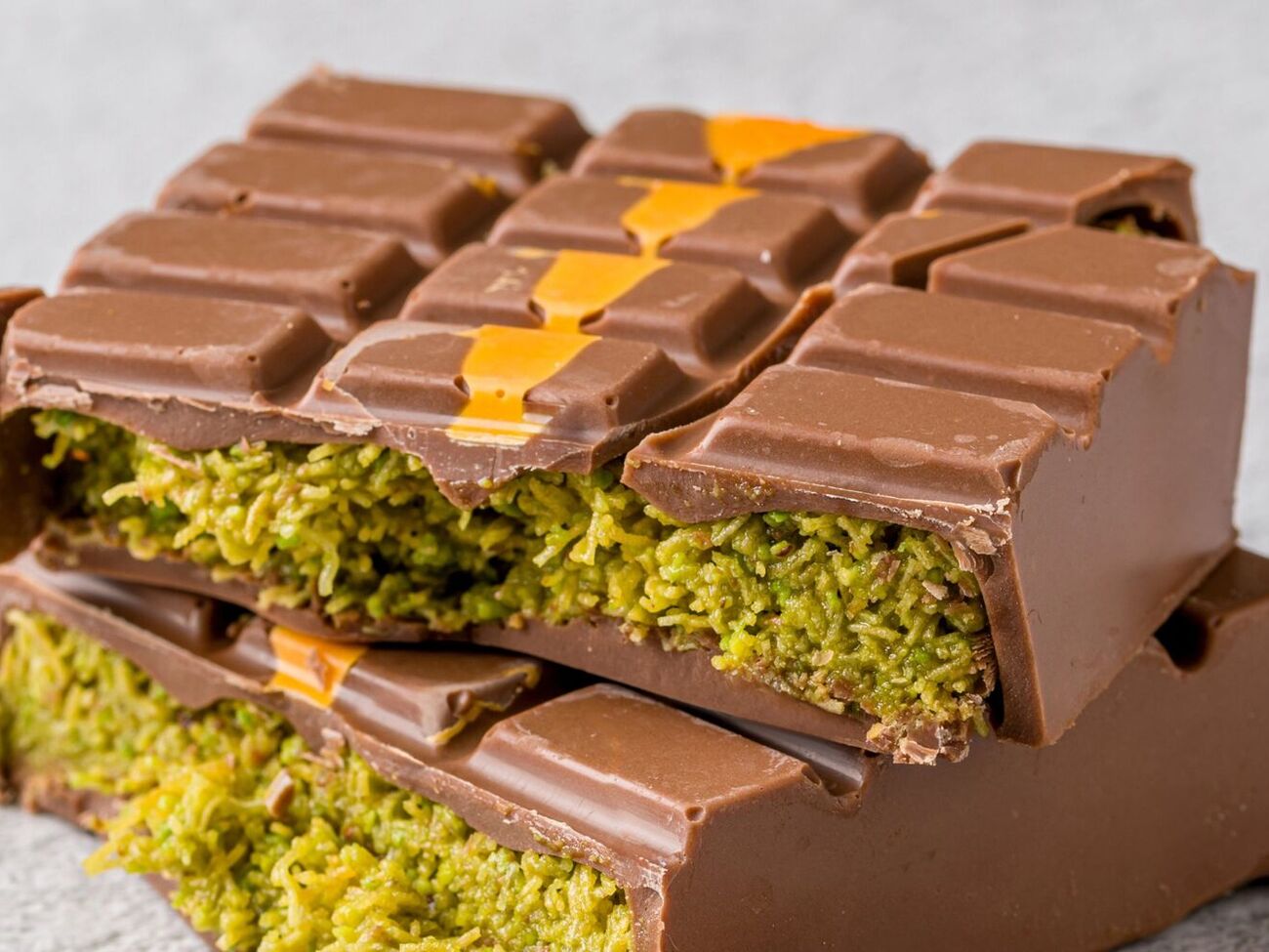 Для десерта понадобится белый и молочный шоколад