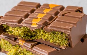 Для десерта понадобится белый и молочный шоколад