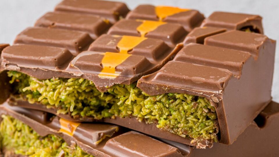 Для десерта понадобится белый и молочный шоколад