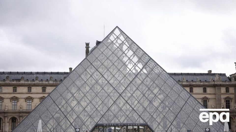 Следователи надеются, что четвертый задержанный сообщит о местонахождении похищенных из Лувра драгоценностей