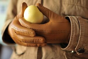 Перчатки карамельного цвета – в тренде