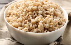 Перед приготовлением крупу нужно перебрать и промыть