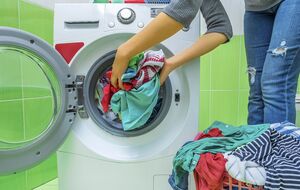 Кухонные полотенца нужно стирать в горячей воде сразу после использования