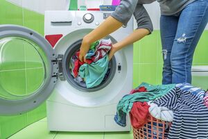 Кухонные полотенца нужно стирать в горячей воде сразу после использования