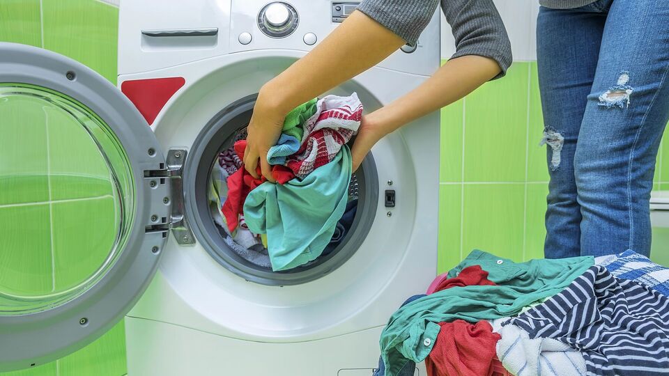 Кухонные полотенца нужно стирать в горячей воде сразу после использования