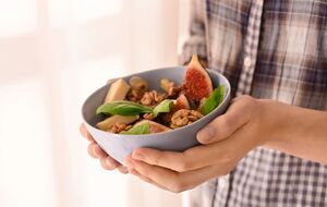 Нутрициолог рекомендует зимой есть сельдь и корнеплоды