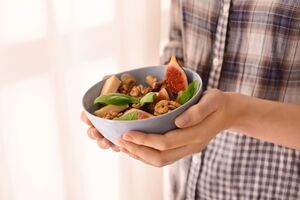 Нутрициолог рекомендует зимой есть сельдь и корнеплоды