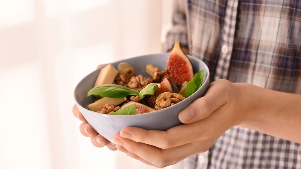 Нутрициолог рекомендует зимой есть сельдь и корнеплоды