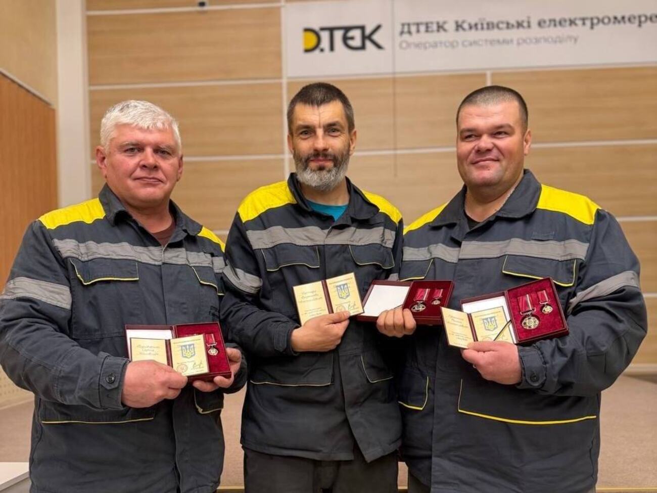 Нагородили фахівців, які ремонтували мережі після масованого обстрілу Києва 22 жовтня
