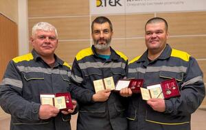 Нагородили фахівців, які ремонтували мережі після масованого обстрілу Києва 22 жовтня