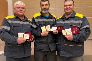 Награждены специалисты, которые ремонтировали сети после массированного обстрела Киева 22 октября