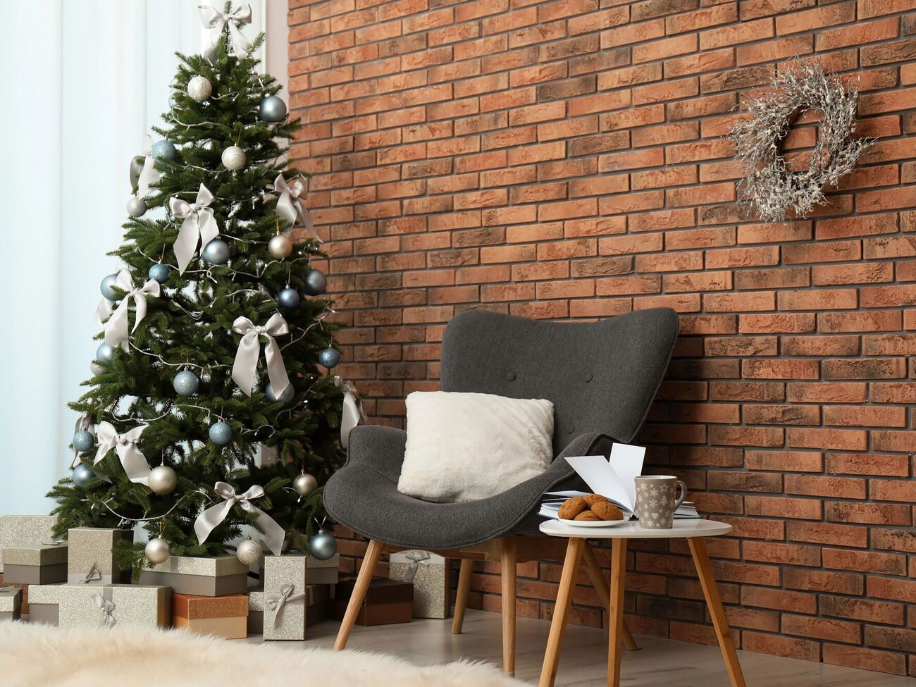 Чтобы елка как можно дольше простояла и не осыпалась, ее лучше всего установить в прохладном помещении