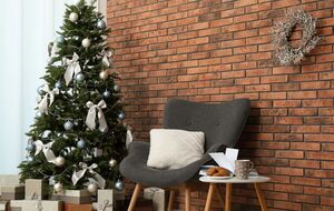 Чтобы елка как можно дольше простояла и не осыпалась, ее лучше всего установить в прохладном помещении