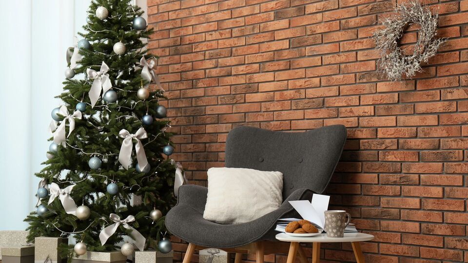 Чтобы елка как можно дольше простояла и не осыпалась, ее лучше всего установить в прохладном помещении