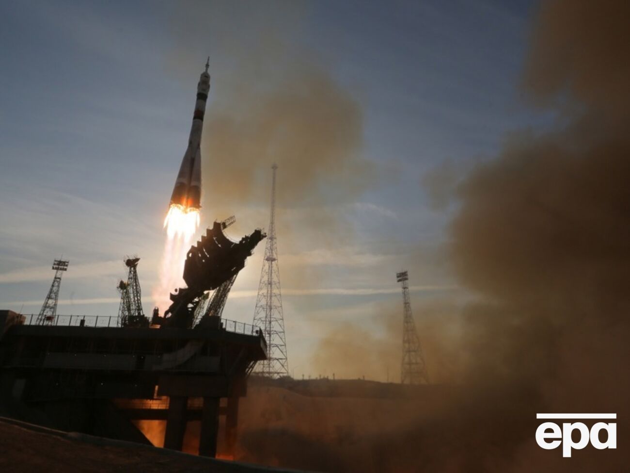 Стартовая площадка повреждена газовой струей