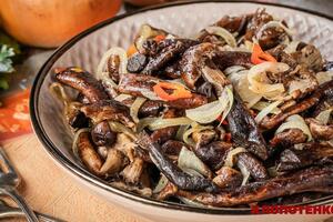 Наприкінці приготування опеньки потрібно тушкувати на вогні одну-дві хвилини