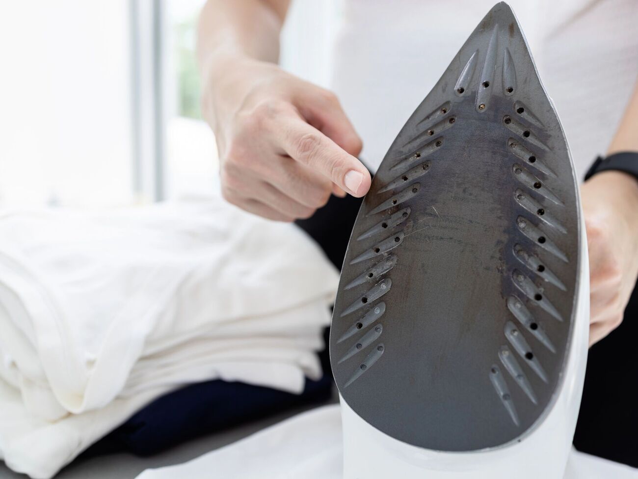 Перед тем как начать чистить утюг, его нужно разогреть