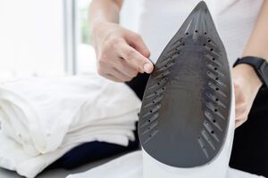 Перед тем как начать чистить утюг, его нужно разогреть